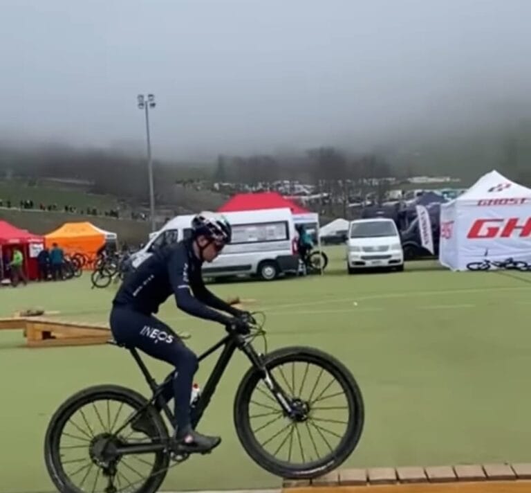 La bici di Thomas Pidcock per la Coppa del mondo di Albstadt? Tutta custom