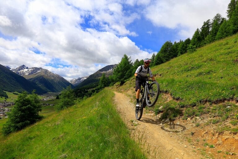 Livigno, la “capitale” del flow: tutti i percorsi sul numero di agosto di Mtb Magazine