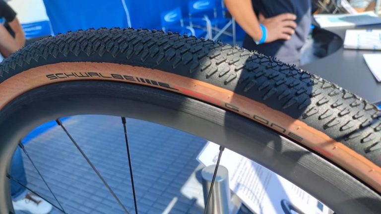 ITALIAN BIKE FESTIVAL 2021 / Lo Schwalbe G-One R copertura per un gravel più veloce (VIDEO)