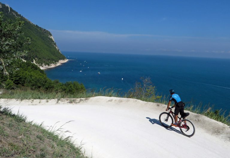 Dentro il Parco del Conero, paradiso delle Mtb
