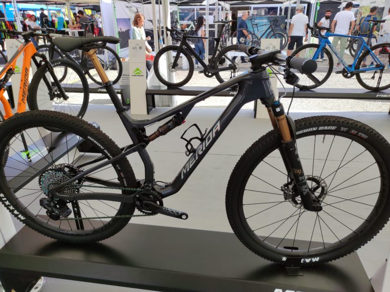 Merida Ninety Six RC 10K, la full carbon biammortizzata per Xco e Marathon: le caratteristiche al top (Video)
