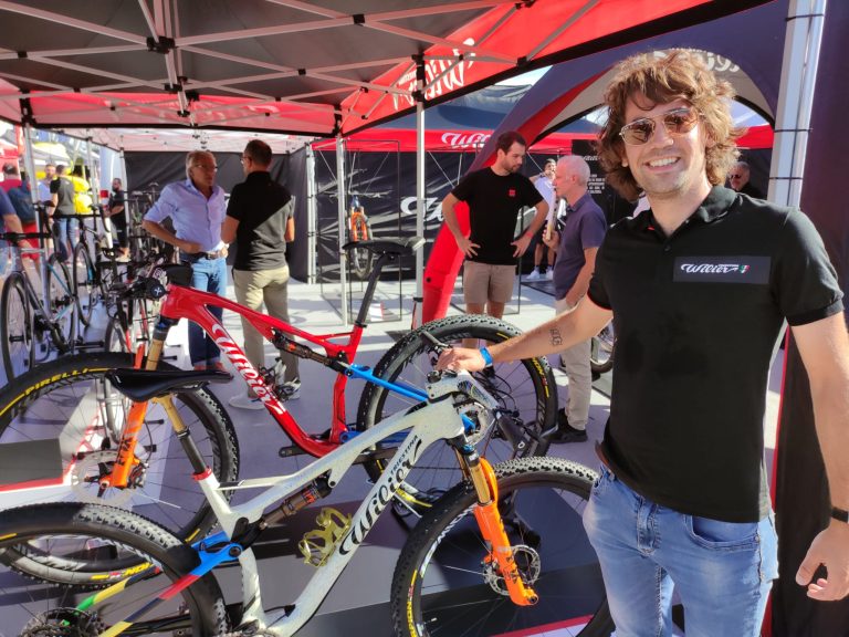 Italian Bike Festival 2022 / La Wilier Urta SLR di Simone Avondetto: speciale livrea iridata e colori arcobaleno per il campione del mondo U23 (Video)