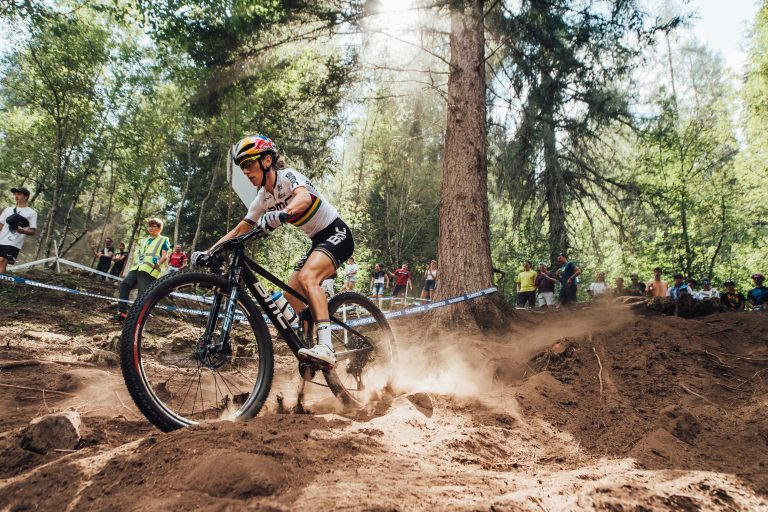 Foto d'archivio. Pauline Ferrand Prevot in azione in Coppa del mondo 2022, nella prova finale in Val di Sole