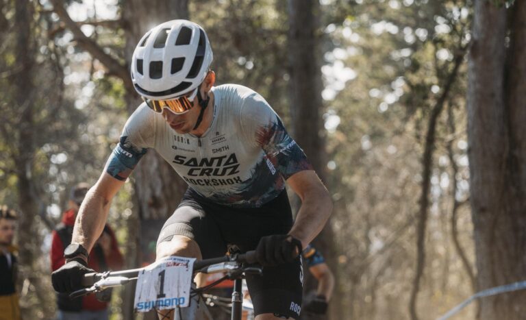 Coppa del Mondo, XCC: Schwarzbauer in volata su Schurter, super rimonta di Luca Braidot (6°)