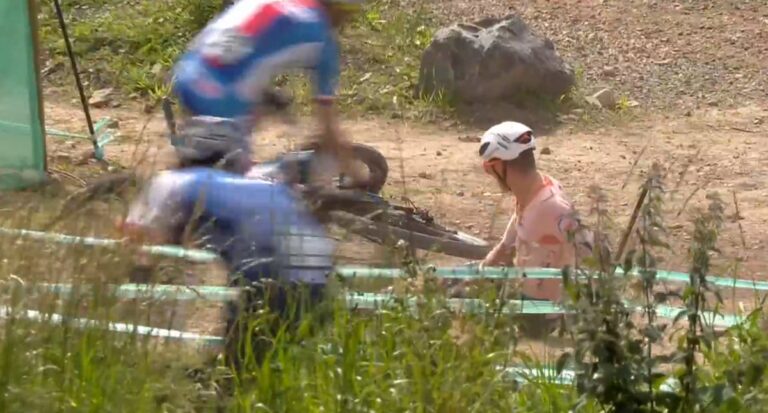 MONDIALI 2023 / Van der Poel ferito e infuriato. «Tutta colpa mia»