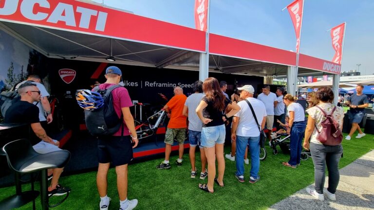 Ducati calamita a Misano: in coda per provare la e-mtb Powerstage RR e la e-road Futa