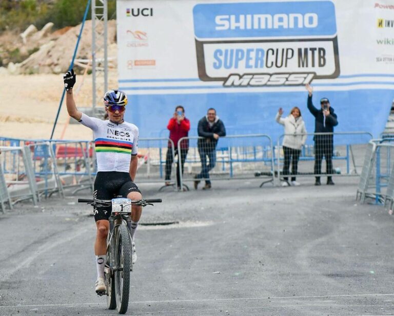 Pidcock vince al debutto a La Nucia dopo un super duello con Gaze