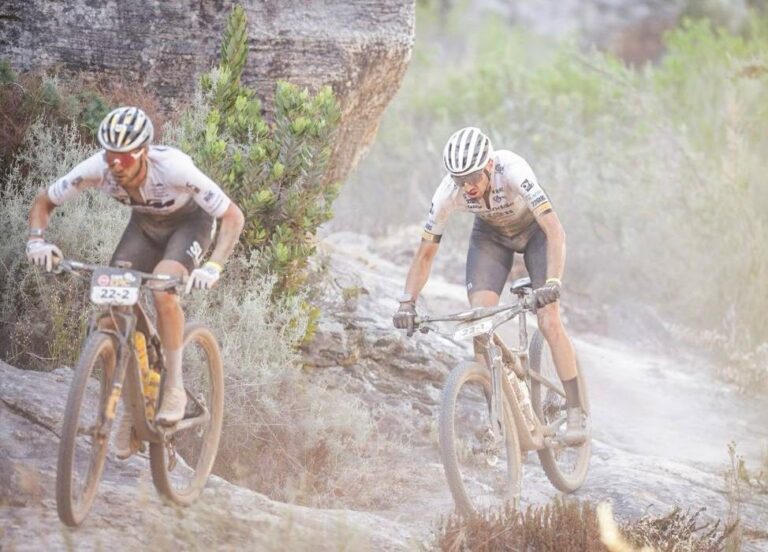 Cape Epic, Sampa e Chiaro: «Dal caldo alla pioggia, potevamo fare di più. Ma siamo vicini alla top10» (VIDEO)