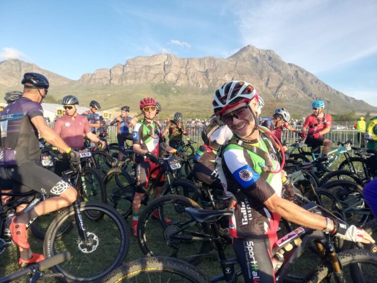 Cape Epic, i gemelli del pedale non mollano: «Ma il caldo ti fa stare male. Già 120 squadre ritirate» (AUDIO)