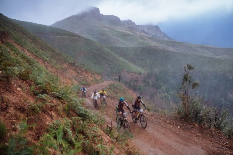 Cape Epic, Sampa e Chiaro ci portano dentro la corsa: «Qui devi avere quattro occhi, cadere è facile» (VIDEO)
