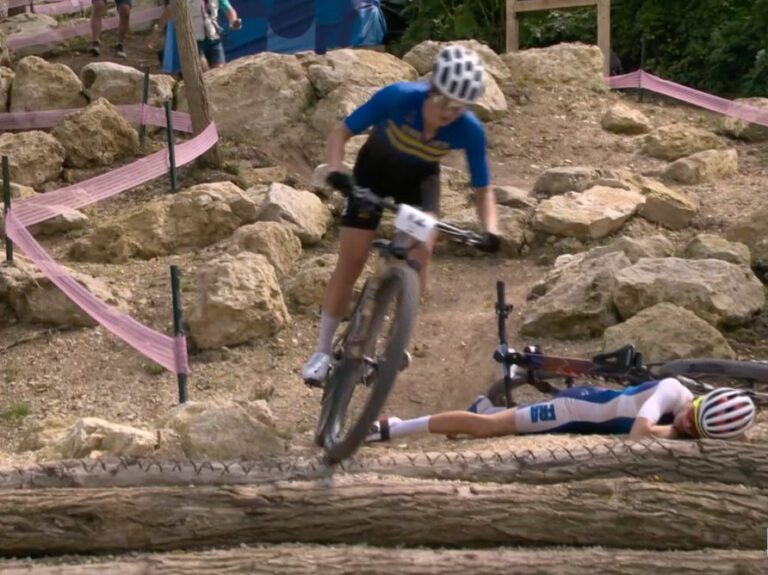 Olimpiadi, terribile caduta di Lecomte mentre lottava per il podio: grave trauma facciale