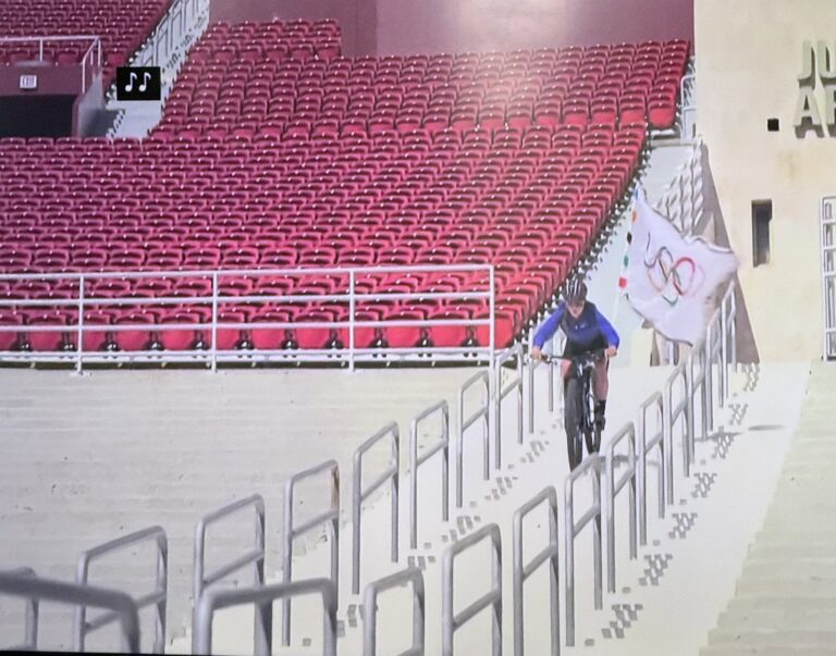 Olimpiadi, Mtb protagonista della chiusura con Kate Courtney e Tom Cruise
