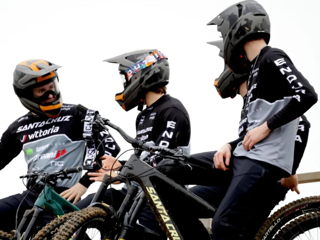 AB Santa Cruz Vittoria Gravity Team